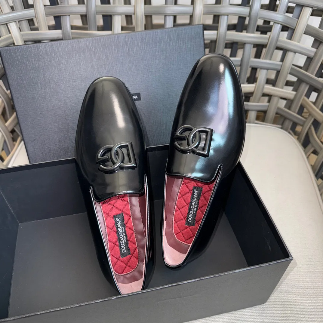 💰¥960 D&G cowhide moccasin loafers for men｜Embellished with DG hardware nameplate｜Made of imported calfskin｜Retro and shiny texture complement each other｜Release charming tones to outline a confident posture｜Imported calfskin + cowhide lining + Italian leather outsole Size: 39-44 (38.45 custom-made)